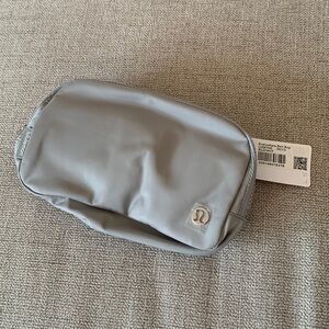 BNWT Lululemon Everywhere Belt Bag Silver Drop/ White